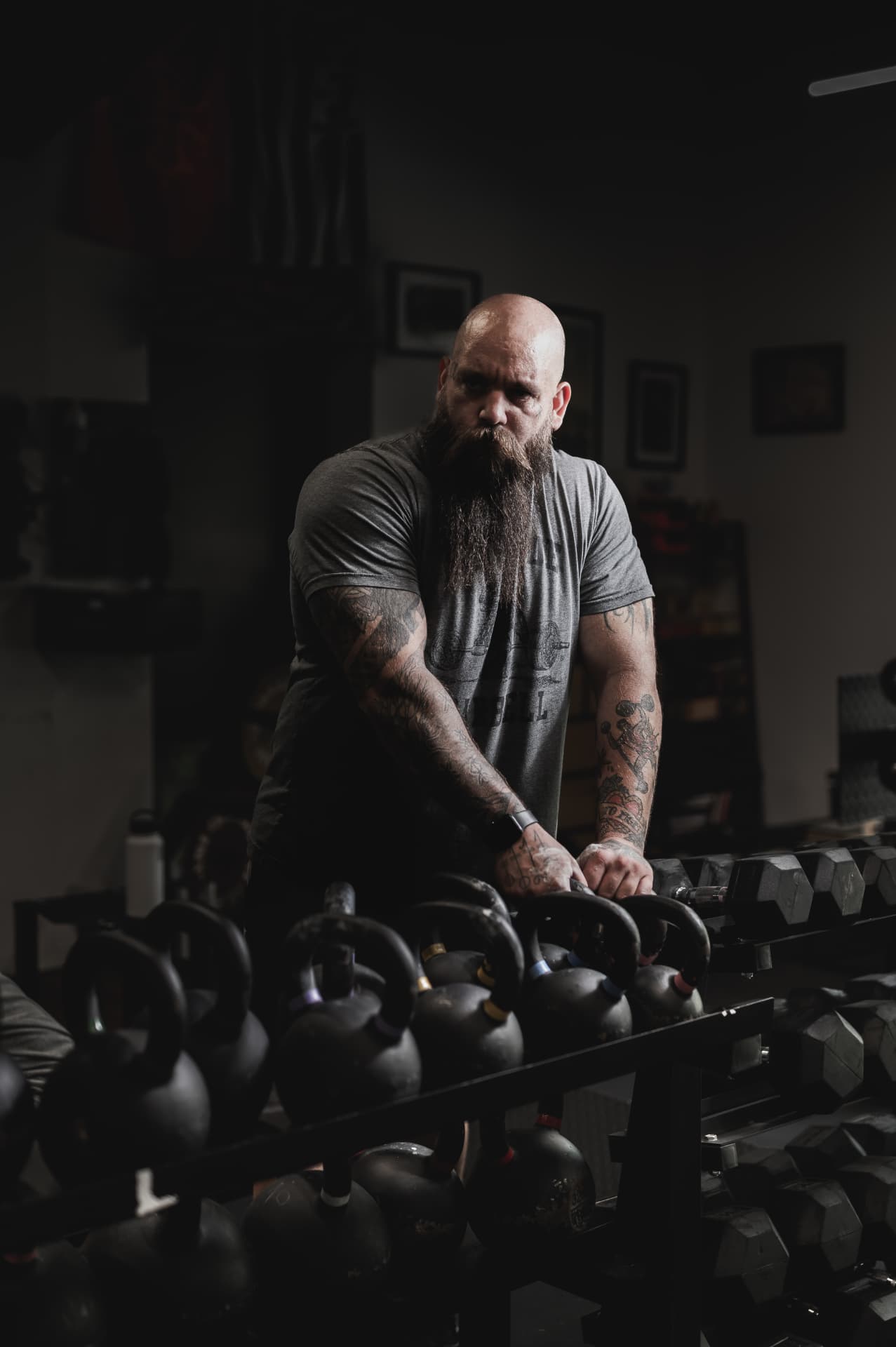 Athlète devant les kettlebells de la salle Uruz