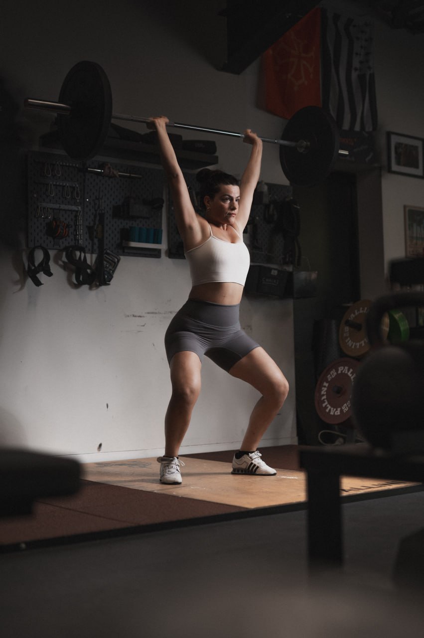 Athlète en overhead squat à la salle Uruz