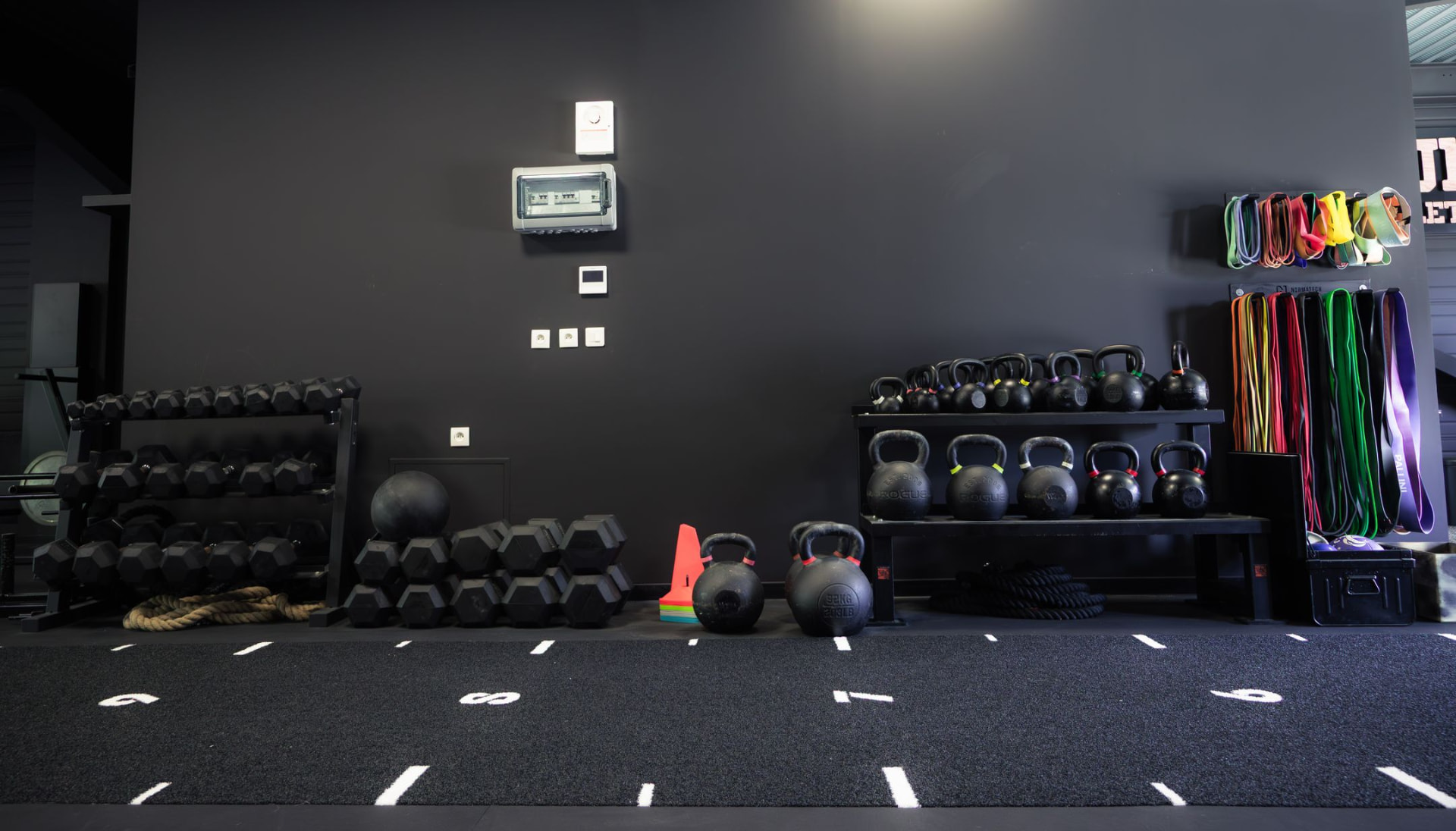 Haltères, kettlebells et élastiques