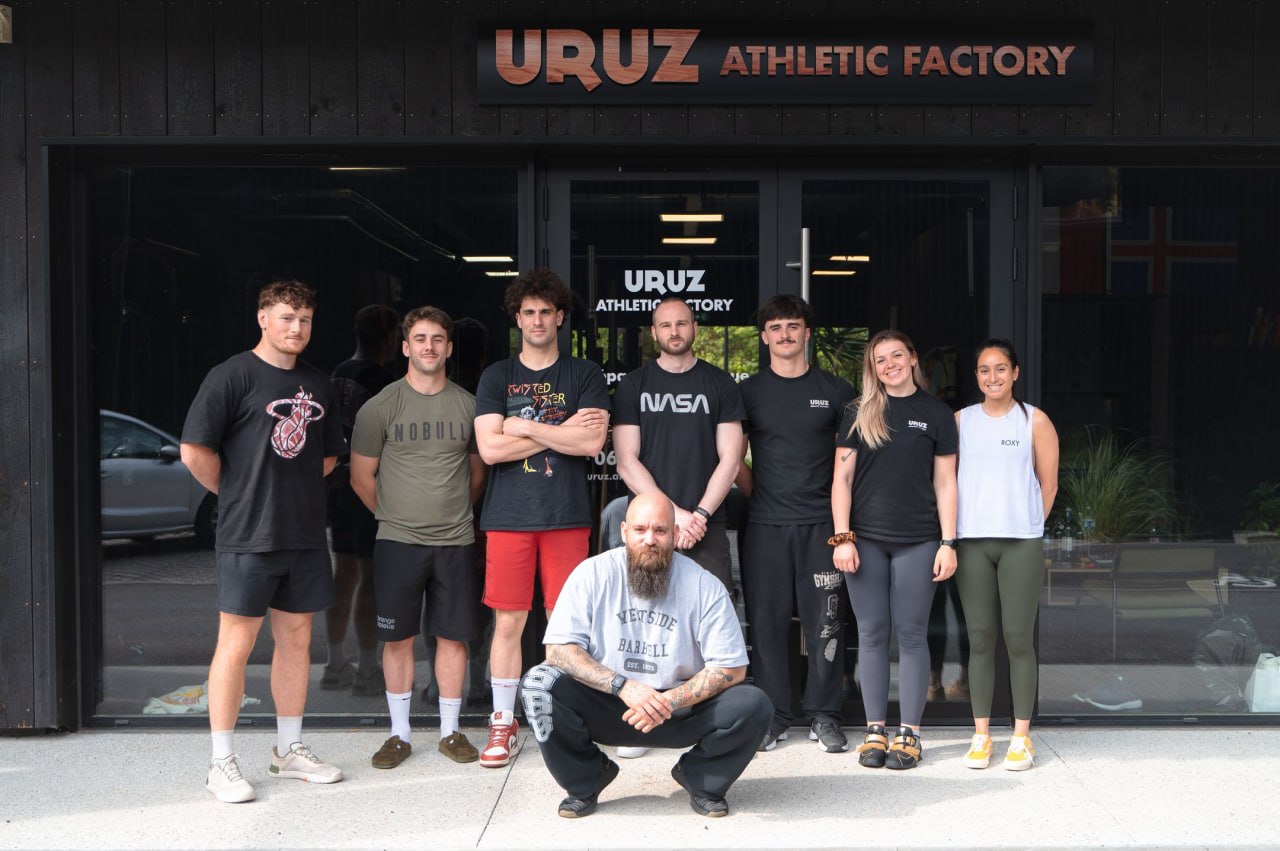 L'équipe de coachs sportifs de la Uruz Athletic Factory