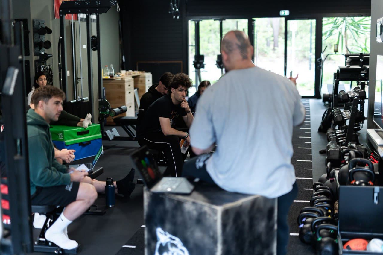 Petit groupe en séance à la salle Uruz Athletic Factory