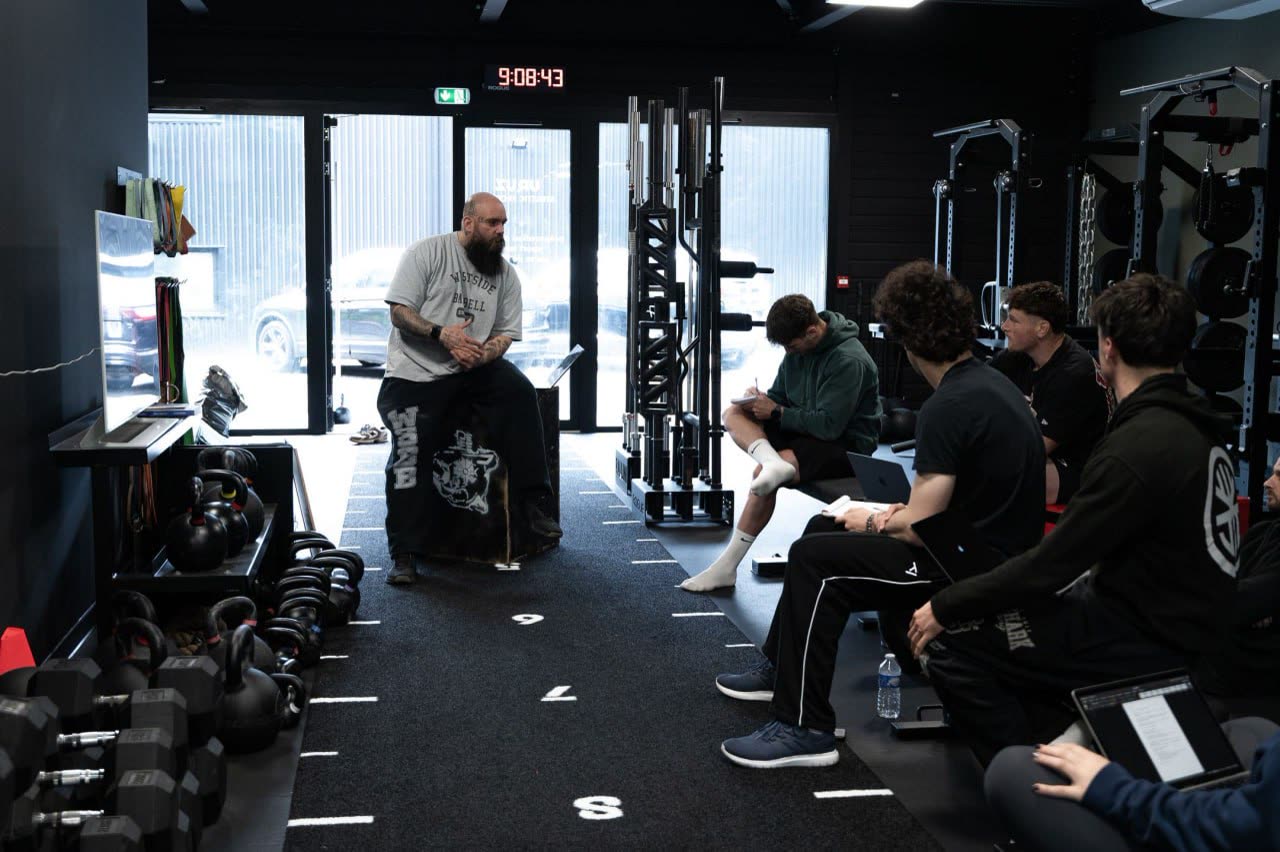 Le plateau de la salle Uruz Athletic Factory, racks et espace libre, pendant une séance de groupe