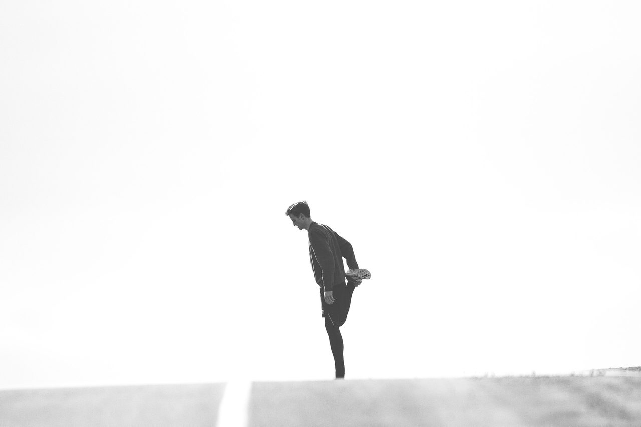 Silhouette d'un sportif qui s'étire avant de reprendre son effort